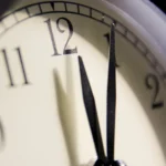 مدارس و ادارات فردا با 2 ساعت تأخیر آغاز می‌شوند